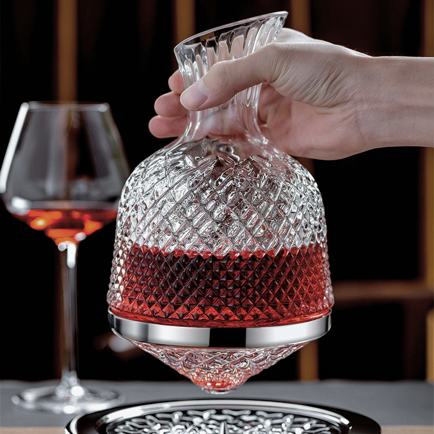 Vitraelle Orbit Decanter rotating by hand
